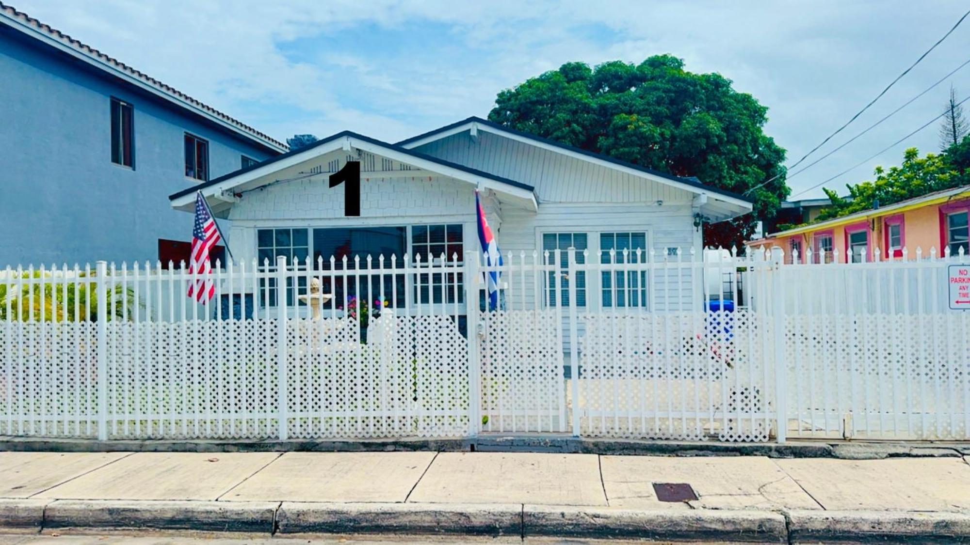 B1 Best Value On Private Bedroom With Private Bathroom In Little Havana, Miami Exterior photo